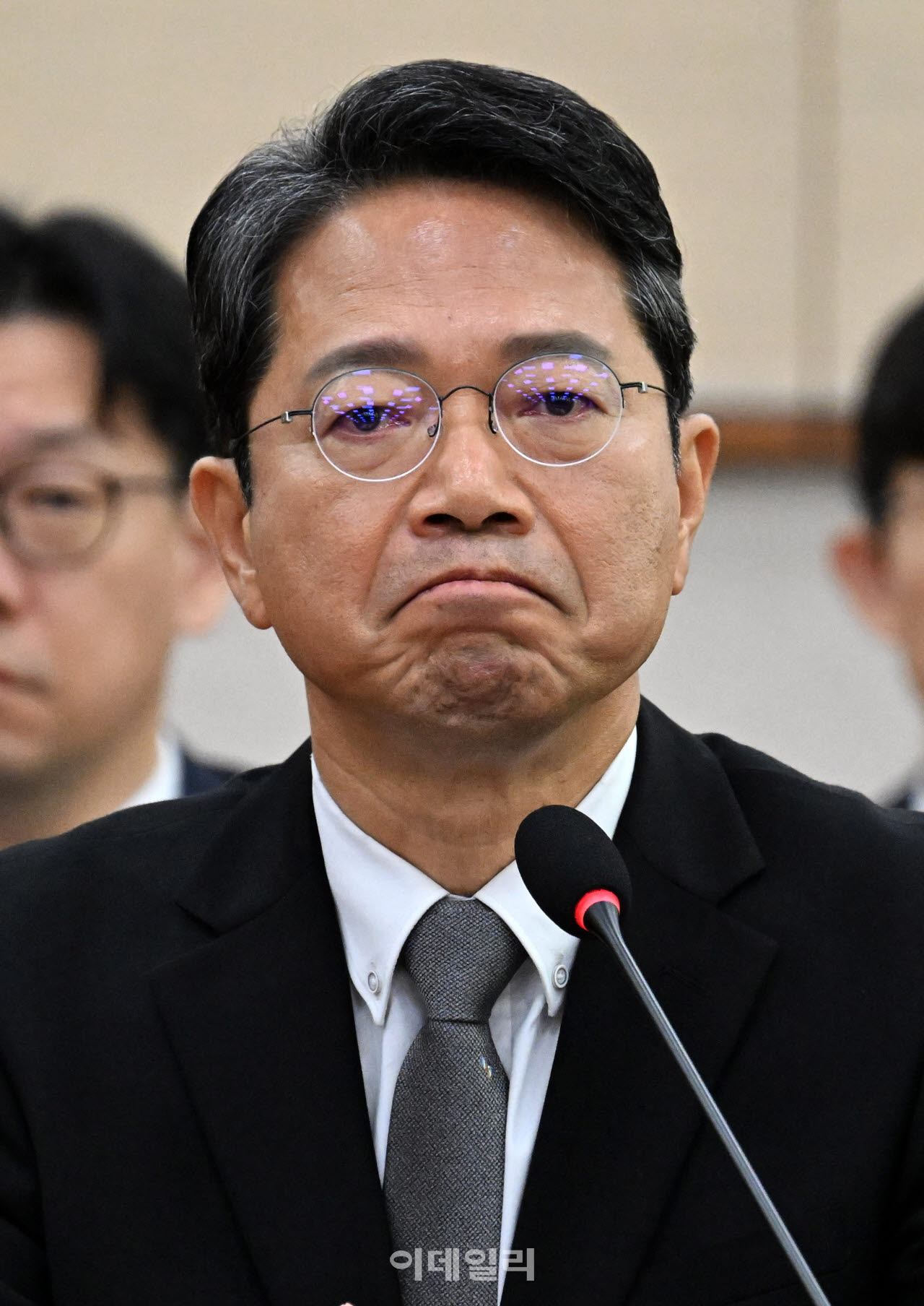 김승원 법무부 장관 후보자가 15일 서울 여의도 국회 법제사법위원회에서 열린 인사청문회에서 눈시울이 붉어 지고 있다. (사진=이데일리 방인권 기자)