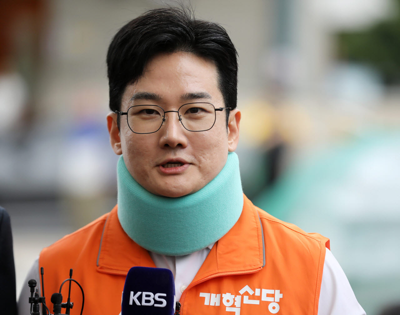 정이한 전 개혁신당 부산시장 후보가 지난 4월 29일 부산 북구 구포시장을 찾아 취재진 질문에 답하고 있다. (사진=뉴스1)