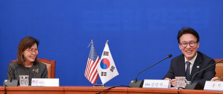 김민석 더불어민주당 대표(오른쪽)가 15일 국회를 찾은 미셸 스틸 주한미국대사를 만나 스틸 대사 인사말을 들으며 미소짓고 있다.(사진=연합뉴스)