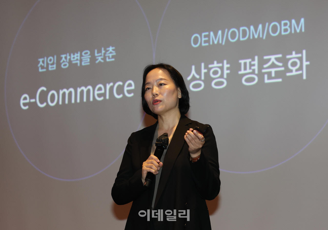 E-마케팅 인사이트 서밋 2026이 15일 서울 영등포구 여의도 FKI 타워에서 “마케팅, 사람을 움직이는 방법을 묻다”를 주제로 개최됐다. 조세원 에코마케팅 대표가 ‘성장을 위한 밸류체인을 설계하는 마케팅 : 비용이 아니라 투자로 쌓이는 광고’를 주제로 발표하고 있다.(사진=노진환 기자)