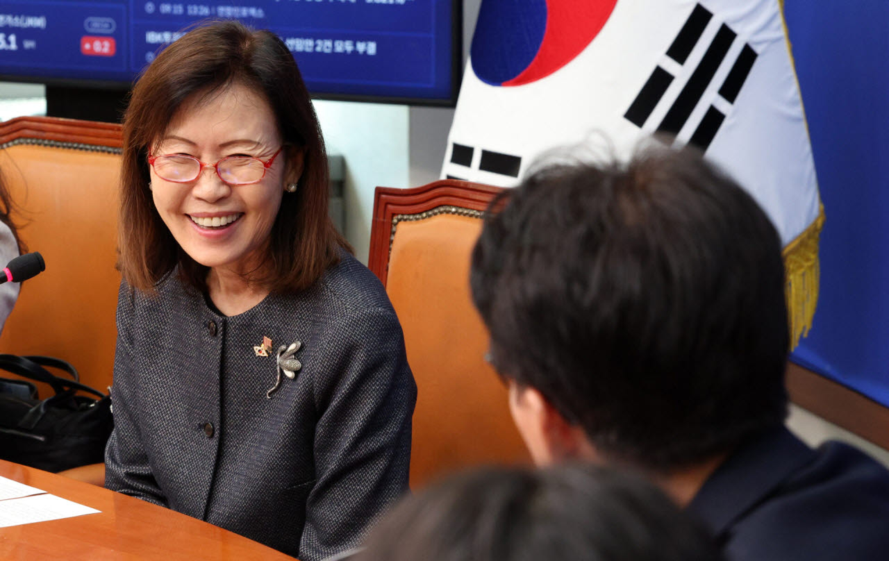 미셸 스틸 주한미국대사가 15일 서울 여의도 국회에서 김민석 더불어민주당 대표를 예방하며 밝게 웃고 있다. (사진=뉴시스)