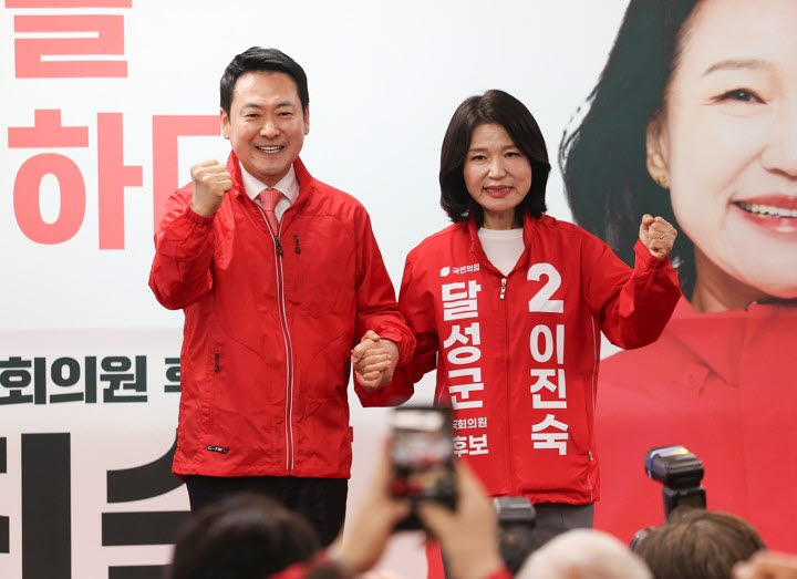 국민의힘 장동혁 대표와 이진숙 달성군 국회의원 보궐선거 예비후보가 10일 대구 달성군 이 예비후보 선거사무소 개소식에서 손잡고 파이팅하고 있다.(사진=연합뉴스)