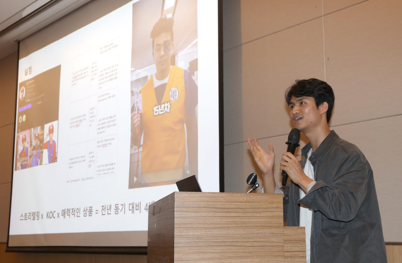 [이데일리 노진환 기자] E-마케팅 인사이트 서밋 2026이 15일 서울 영등포구 여의도 FKI 타워에서 “마케팅, 사람을 움직이는 방법을 묻다”를 주제로 개최됐다. 진도연 숏만연구소 PD가 ‘찐팬을 만드는 서사 구조의 비밀 : 시청자를 행동하게 하는 스토리텔링법’을 주제로 발표하고 있다.
