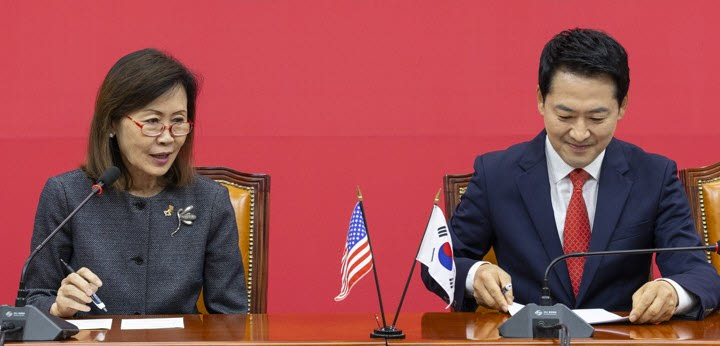 미셸 스틸 주한미국대사(왼쪽)가 15일 서울 영등포구 여의도 국회에서 장동혁 국민의힘 대표를 만나 인사말을 하고 있다.(사진=연합뉴스)