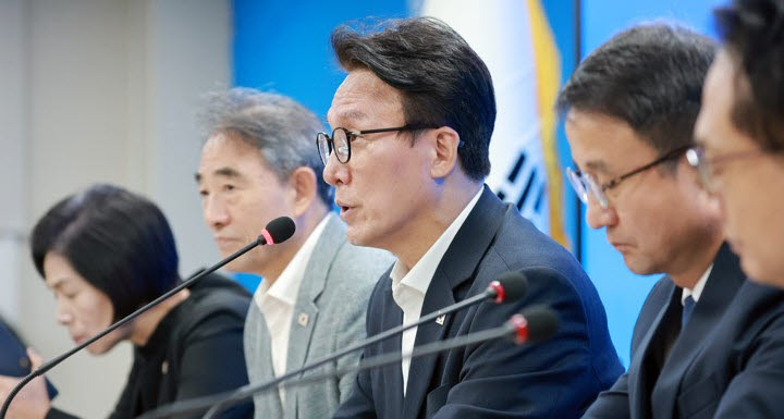 김민석 더불어민주당 대표가 15일 서울 영등포구 여의도 민주당 중앙당사에서 열린 제1차 시·도당위원장 연석회의에 참석해 인사말하고 있다.(사진=연합뉴스)
