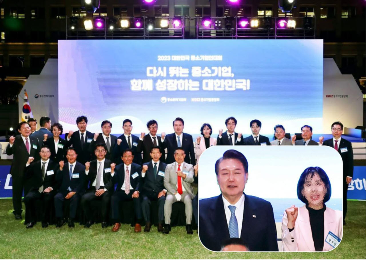 더불어민주당이 김승원 법무부 장관 후보자의 신약 임상시험 청탁 의혹과 관련해 사건에 연루된 브로커 양모씨가 윤석열 전 대통령 바로 옆에서 찍은 사진을 공개하며 역공에 나섰다. (사진=민주당 공보국)