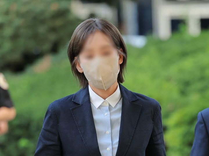 김승원 법무부 장관 후보자에게 '신약 청탁'을 했다는 의혹을 받는 브로커 양 모 씨가 15일 서울 마포구 서울서부지방법원에서 열린 뇌물공여 혐의 공판기일에 출석하고 있다.(사진= 연합뉴스)