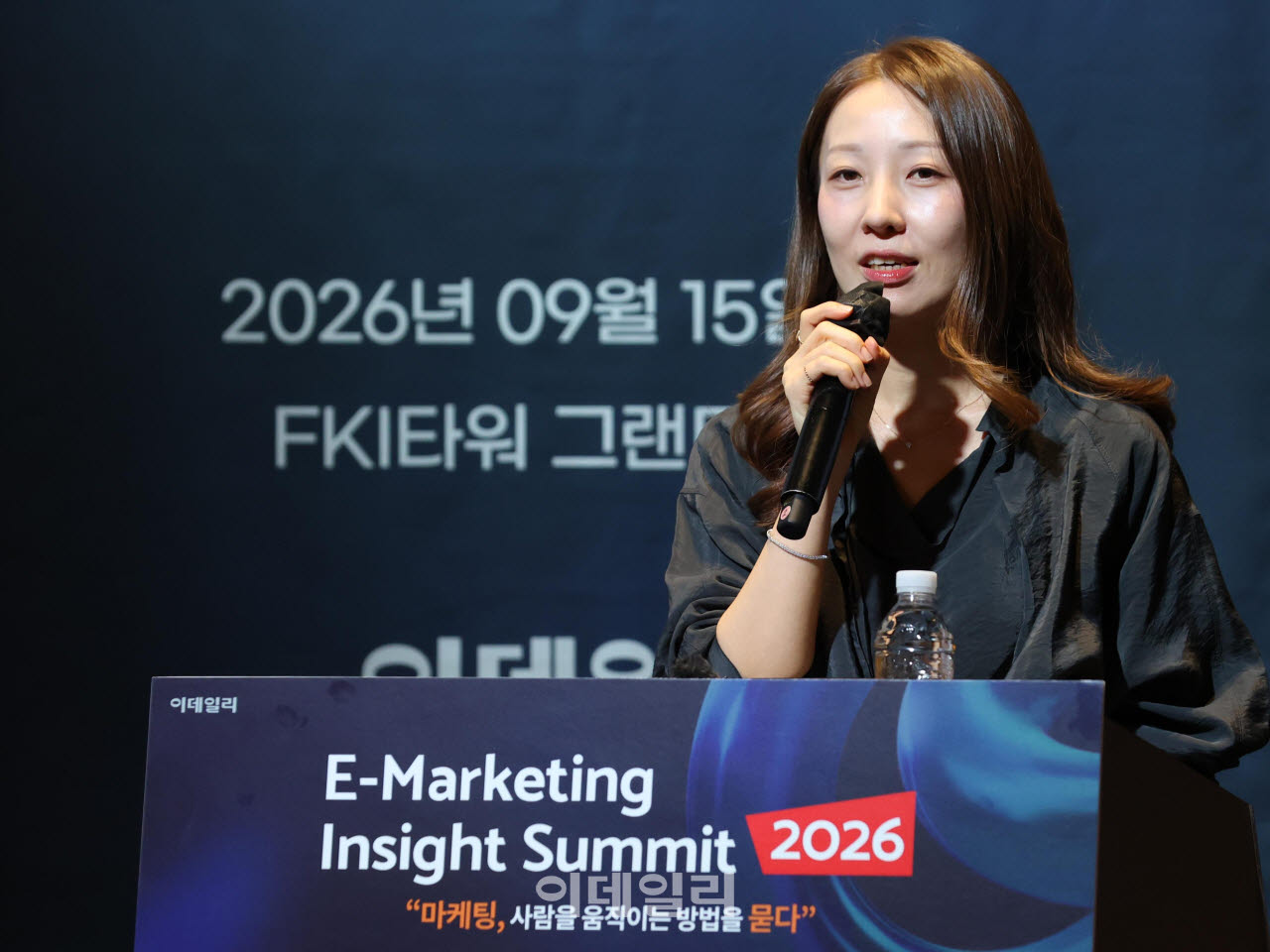 E마케팅 인사이트 서밋 2026이 15일 서울 영등포구 여의도 FKI 타워에서 “마케팅, 사람을 움직이는 방법을 묻다”를 주제로 개최됐다. 오유미 컬리 고객성장본부장이 ‘두 달 만에 100만, 컬리는 무엇을 다시 설계했나 : 비즈니스 성장을 만든 멤버십 피봇 전략’을 주제로 발표하고 있다. (사진=이데일리 노진환 기자)