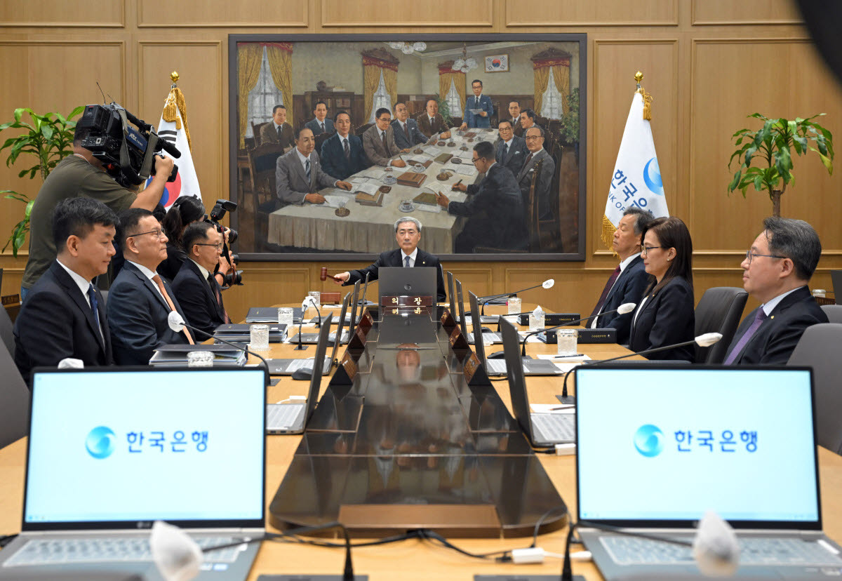 신현송 한국은행 총재가 지난달 27일 서울 중구 한국은행에서 열린 금융통화위원회 본회의에 참석해 의사봉을 두드리고 있다. [연합뉴스 사진공동취재단]