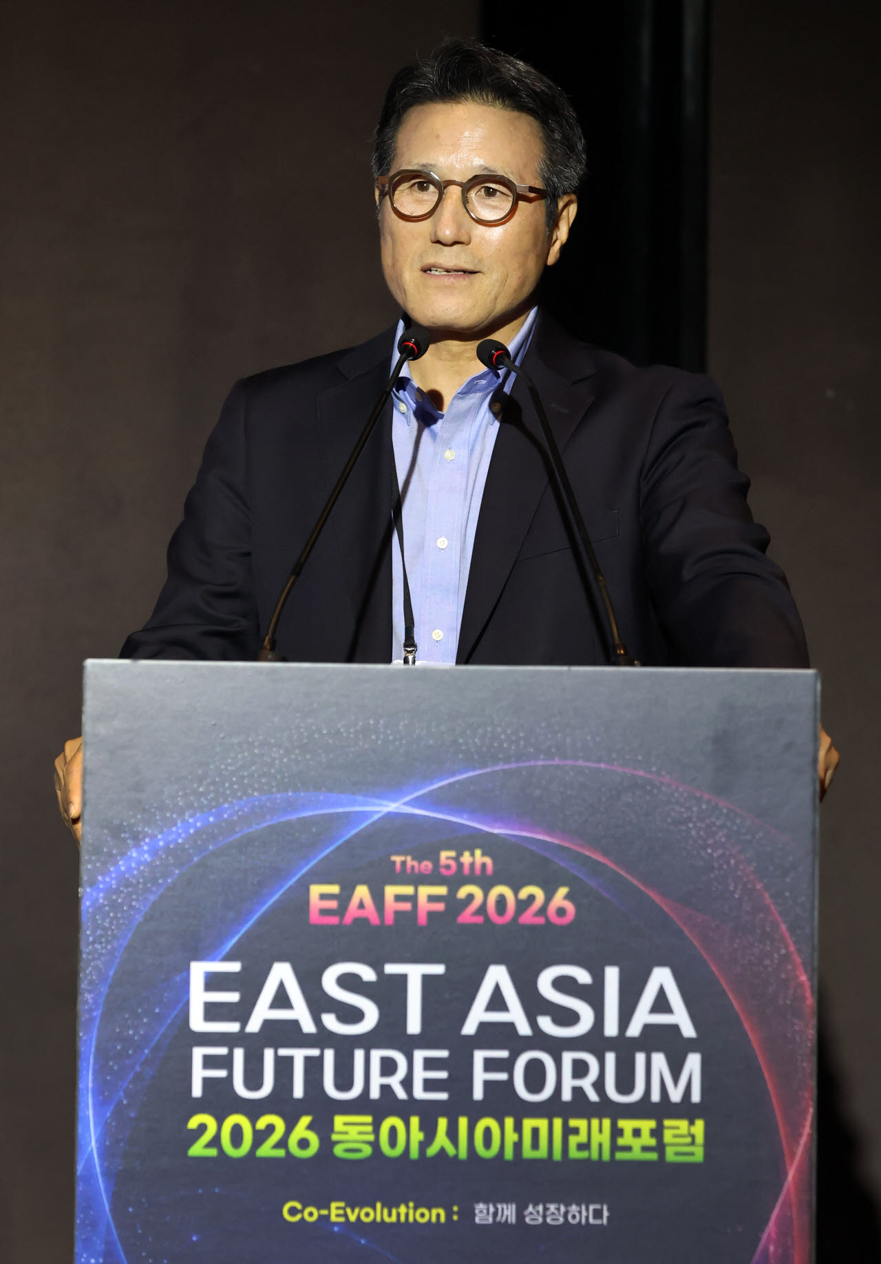 [이데일리 방인권 기자] 정병국 전 문화체육관광부 장관이 15일 서울 중구 더플라자호텔에서 열린 '2026 동아시아미래포럼'에서 '문화교류와 미래세대가 여는 동아시아 협력의 새로운 길'이란 주제로 기조연설을 하고 있다.올해로 5회째를 맞은 '동아시아미래포럼'은 한국과 중국을 비롯한 동아시아 주요 국가의 경제·산업·기술·문화 분야 전문가들이 한자리에 모여 미래와 새로운 협력 방향을 논의하는 행사로 올해는 'Co-Evolution:함께 성장하다'란 주제로 열렸다.