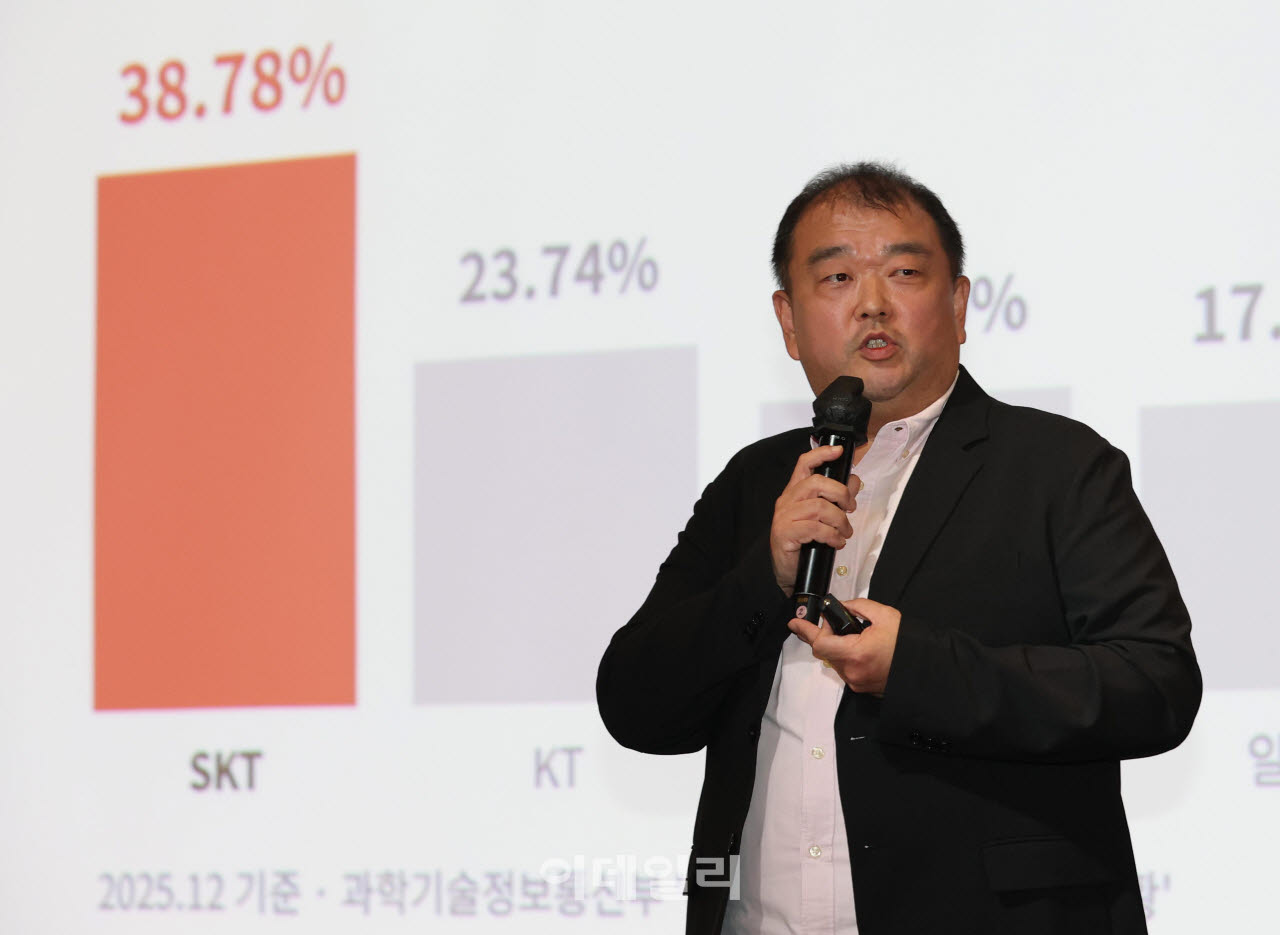 [이데일리 노진환 기자] E마케팅 인사이트 서밋 2026이 15일 서울 영등포구 여의도 FKI 타워에서 “마케팅, 사람을 움직이는 방법을 묻다”를 주제로 개최됐다. 송훈환 SKT AI마케팅팀장이 ‘통신데이터로 완성하는 초개인화 마케팅 : 광고 효율과 전환율을 높이는 AI 마케팅의 실전’을 주제로 발표하고 있다.
