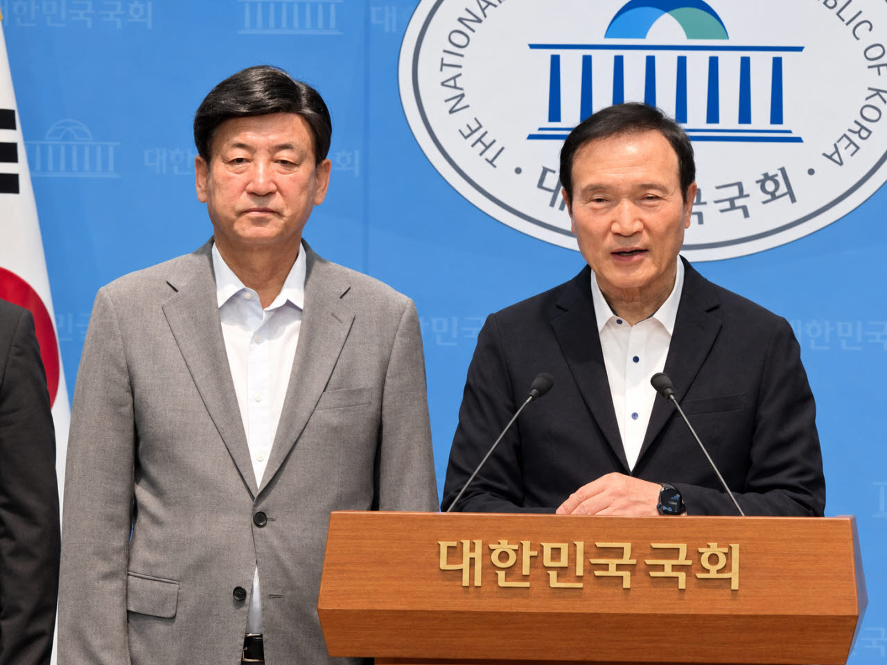 임태희 전 경기도교육감이 15일 국회 소통관에서 공직선거법 개정 및 선거제도 개선 국민동의청원을 시작하는 기자회견을 하고 있다. 왼쪽은 방세환 전 경기 광주시장.(사진=임태희 전 교육감)