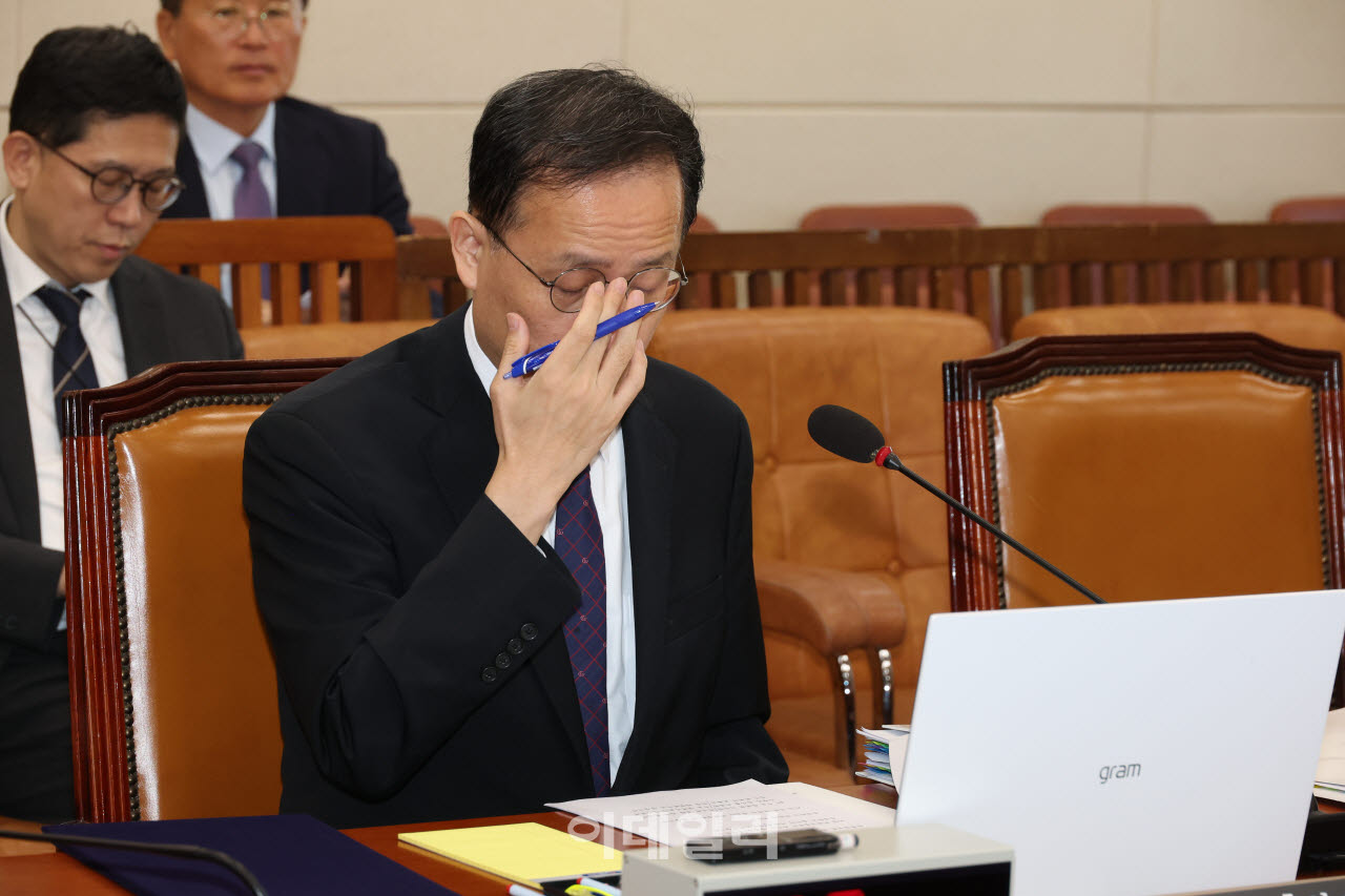 [이데일리 방인권 기자] 이형일 경제부총리 겸 재정경제부 장관 후보자가 15일 서울 여의도 국회 재정경제기획위원회에서 열린 인사청문회에서 생각에 잠겨 있다.