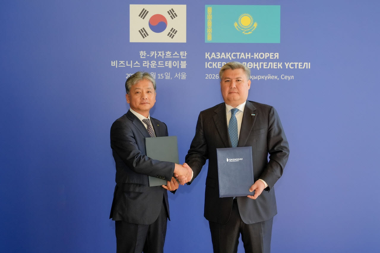 '카라차가낙 가스처리시설' 사업이행합의서 서명식에 참석한 현대엔지니어링 주우정 대표이사(좌)와 카작가스 알리벡 자마우오프 회장(우)이 기념 촬영을 하고 있다.(사진=현대엔지니어링)