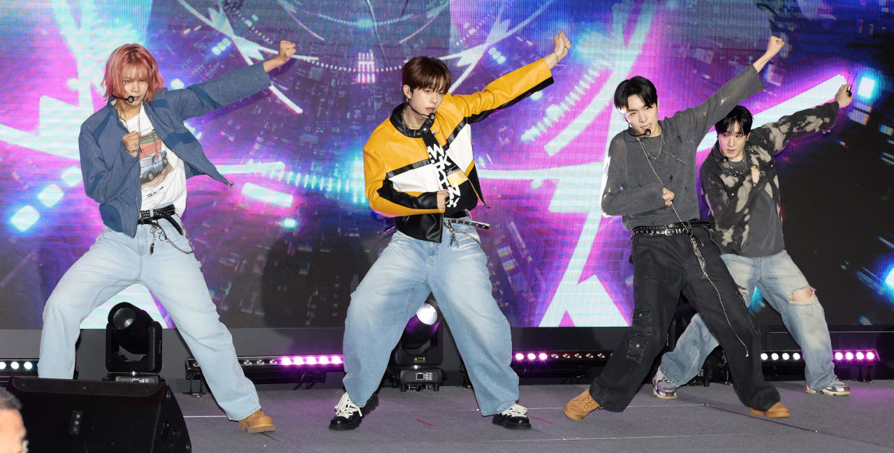 [이데일리 방인권 기자] 중국 아이돌그룹 H&H BOYS가 15일 서울 중구 더플라자호텔에서 열린 '2026 동아시아미래포럼'에서 멋진 무대를 선보이고 있다.올해로 5회째를 맞은 '동아시아미래포럼'은 한국과 중국을 비롯한 동아시아 주요 국가의 경제·산업·기술·문화 분야 전문가들이 한자리에 모여 미래와 새로운 협력 방향을 논의하는 행사로 올해는 'Co-Evolution:함께 성장하다'란 주제로 열렸다.