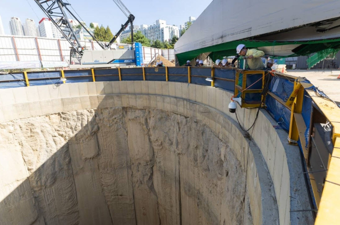 조용익 부천시장이 14일 수도권광역급행철도 B노선(GTX-B) 2공구 수직구 공사 발파 사고 현장을 점검하고 있다. (사진=조용익 부천시장 사회관계망서비스(SNS))