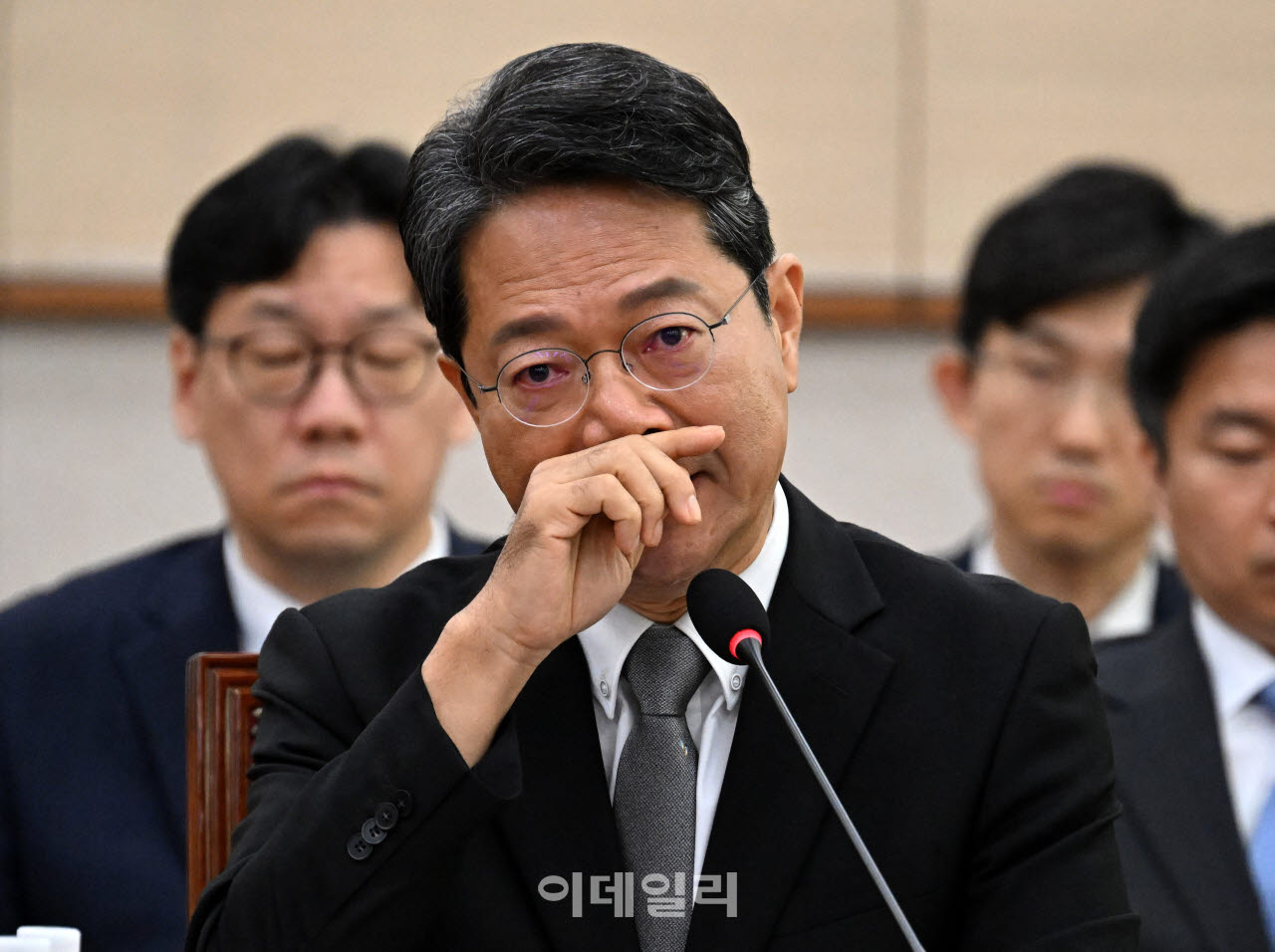 김승원 법무부 장관 후보자가 15일 서울 여의도 국회 법제사법위원회에서 열린 인사청문회에서 눈시울이 붉히고 있다.(사진=방인권 기자)