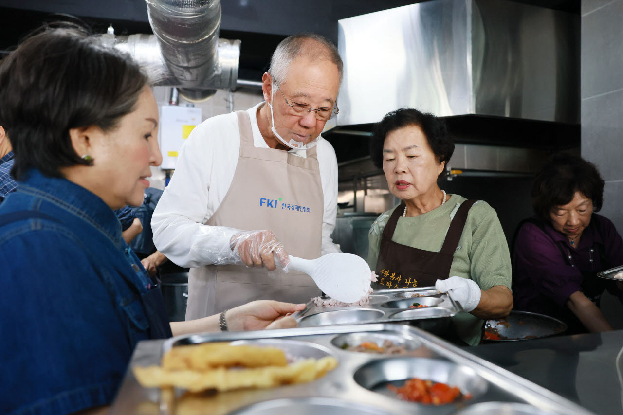류진 한국경제인협회 회장이 15일 영등포에 있는 무료급식소 '토마스의 집'을 찾아 배식 봉사활동을 하고 있다. (사진=한경협)