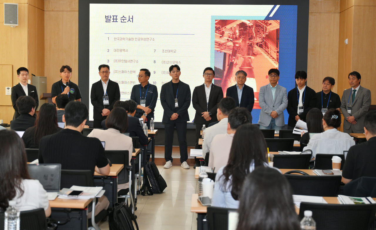 15일 서울 종로구의 한 회의실에서 열린 간담회에서 탑재위성을 개발한 대학·기업·기관 관계자들이 질문에 답을 하고 있다.(사진=우주항공청)