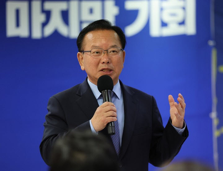 제9회 전국동시지방선거 대구시장 선거에서 낙선한 더불어민주당 김부겸 후보가 6월 4일 대구 달서구 선거사무소에서 열린 캠프 해단식에서 발언하고 있다.(사진=연합뉴스)