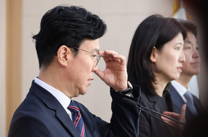 김영훈 고용노동부 장관이 15일 서울 종로구 정부서울청사에서 메가특구 연구직 대상 주52시간 예외적용, 파견근로 가능업무 확대 등 노동규제 완화 등을 내용으로 한 '메가특구 특별법 관련 사회적 대화 제안' 브리핑을 하고 있다.(사진=연합뉴스)