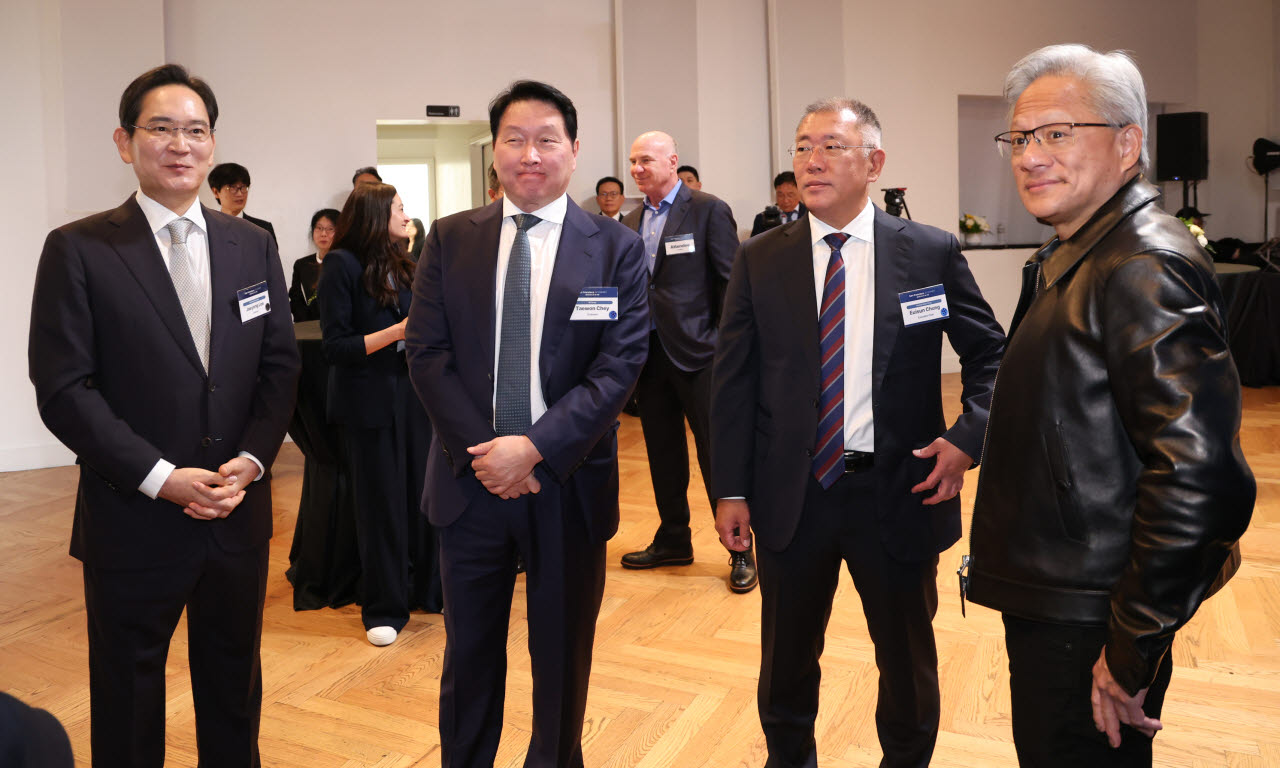 지난 7월 이재용(왼쪽부터) 삼성전자 회장, 최태원 SK그룹 회장, 정의선 현대차그룹 회장, 젠슨 황 엔비디아 CEO가 미국 샌프란시스코 더 미드웨이에서 열린 샌프란시스코 AI 서밋에 앞서 대화를 하고 있다. (사진 = 뉴시스)