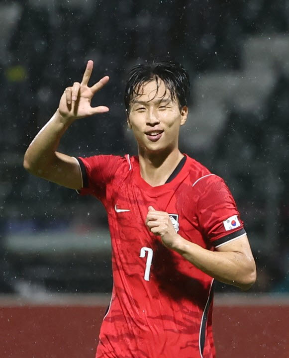 15일 일본 나고야 미즈호 공원 럭비경기장에서 열린 2026 아이치·나고야 아시안게임 남자 축구 D조 1차전 대한민국 대 카타르의 경기. 한국 엄지성이 헤트트릭을 한 뒤 기뻐하고 있다. 사진=연합뉴스
