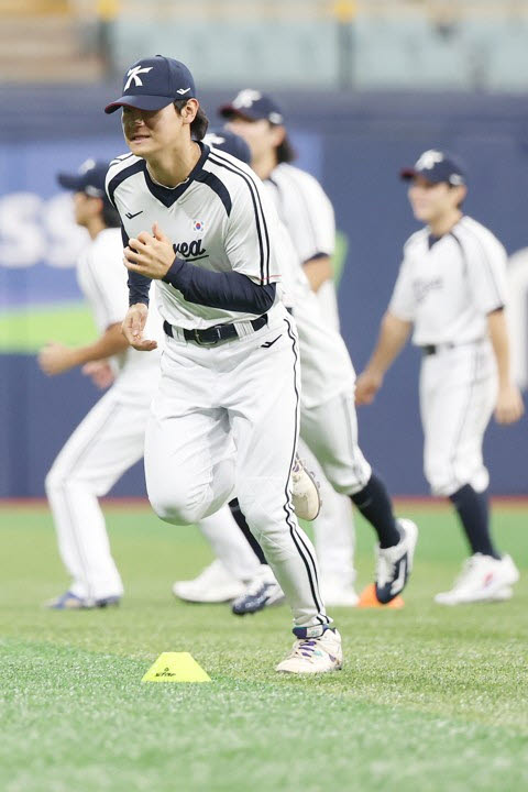 2026 아시안게임에 출전하는 한국 야구 대표팀 김도영이 15일 고척스카이돔에서 열린 공식 훈련에서 몸을 풀고 있다. 사진=연합뉴스