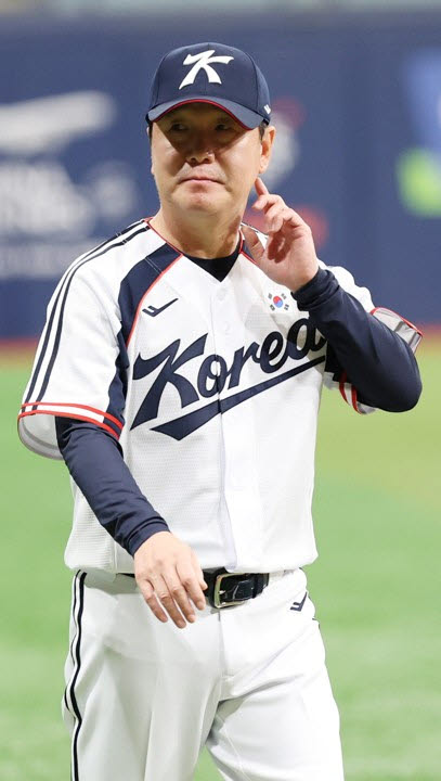 2026 아시안게임에 출전하는 한국 야구 대표팀 류지현 감독이 미팅을 마치고 공식 훈련을 위해 이동하고 있다. 사진=연합뉴스