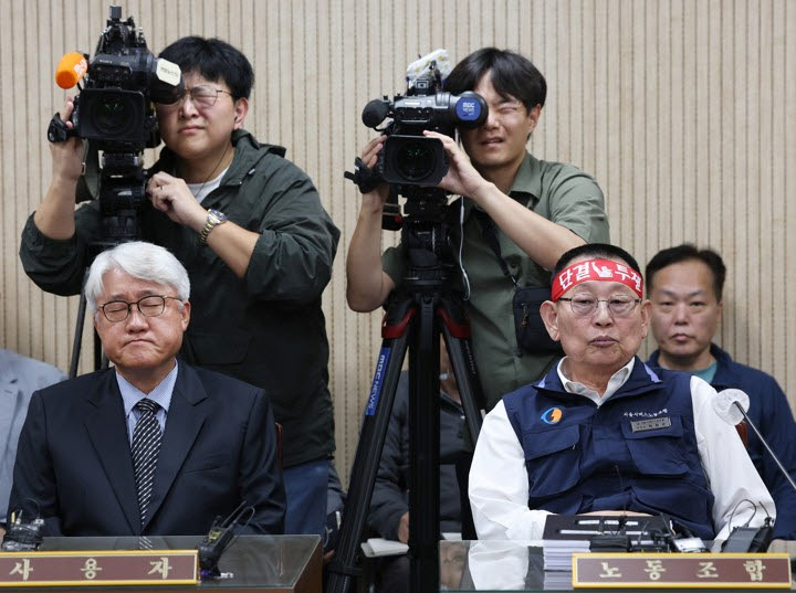 통상임금 적용과 임금 인상을 놓고 대립 중인 서울 시내버스 노사가 노조의 파업 예고일을 하루 앞둔 15일 버스노조의 노동 쟁의 관련 분쟁에 대한 2차 조정 회의를 개최했다. 이날 서울 영등포구 서울지방노동위원회에서 열린 회의에서 박점곤 서울시버스노조 위원장(오른쪽)과 김정환 서울시버스운송조합 이사장이 참석하고 있다. (사진=연합뉴스)