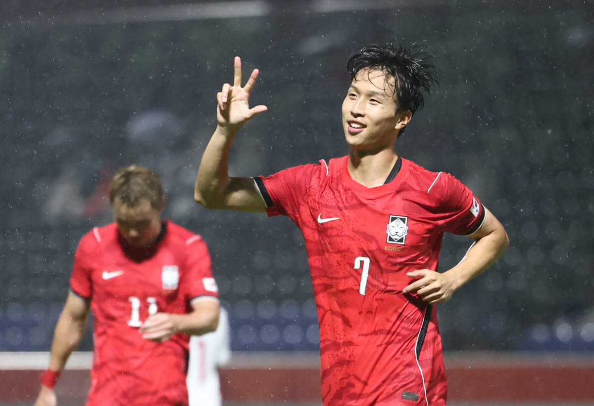 15일 일본 나고야 미즈호 공원 럭비경기장에서 열린 2026 아이치·나고야 아시안게임 남자 축구 D조 1차전 대한민국 대 카타르의 경기. 한국 엄지성이 헤트트릭을 한 뒤 기뻐하고 있다. 사진=연합뉴스