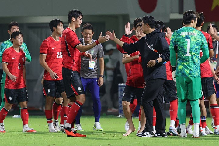 15일 일본 나고야 미즈호 공원 럭비경기장에서 열린 2026 아이치·나고야 아시안게임 남자 축구 D조 1차전 대한민국 대 카타르의 경기. 4-1로 승리를 거둔 한국 대표팀 이민성 감독이 선수들을 격려하고 있다. 사진=연합뉴스