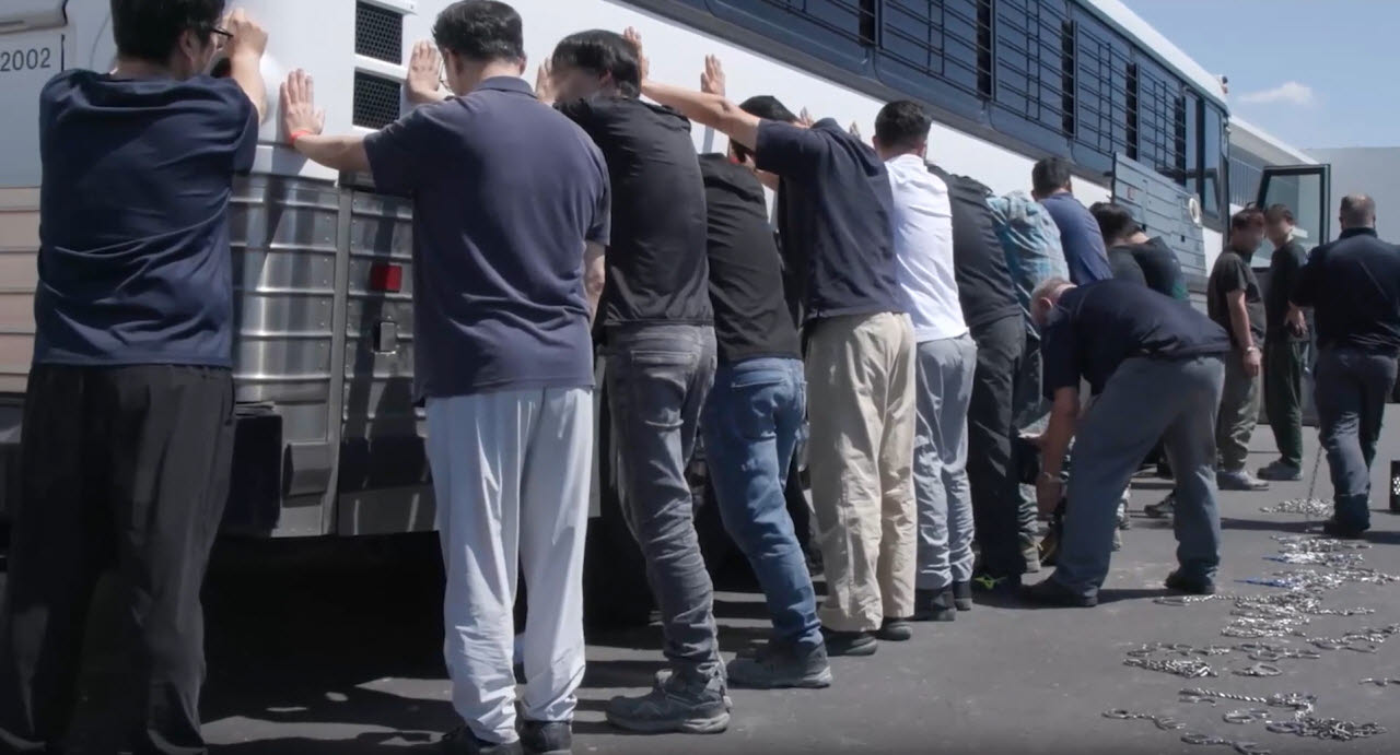 미국 이민세관단속국 ICE(U.S. Immigration and Customs Enforcement)가 조지아주 내 현대자동차그룹과 LG에너지솔루션 합작 배터리 공장 건설 현장의 한국인 직원 300여 명을 기습 단속·구금하는 영상을 공개했다. (사진=ICE 홈페이지)