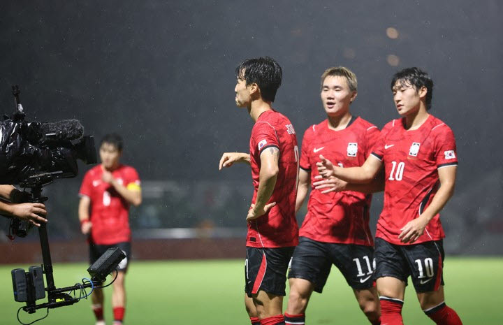 15일 일본 나고야 미즈호 공원 럭비경기장에서 열린 2026 아이치·나고야 아시안게임 남자 축구 D조 1차전 대한민국 대 카타르의 경기. 한국 엄지성이 해트트릭을 달성한뒤 기뻐하고 있다. 사진=연합뉴스