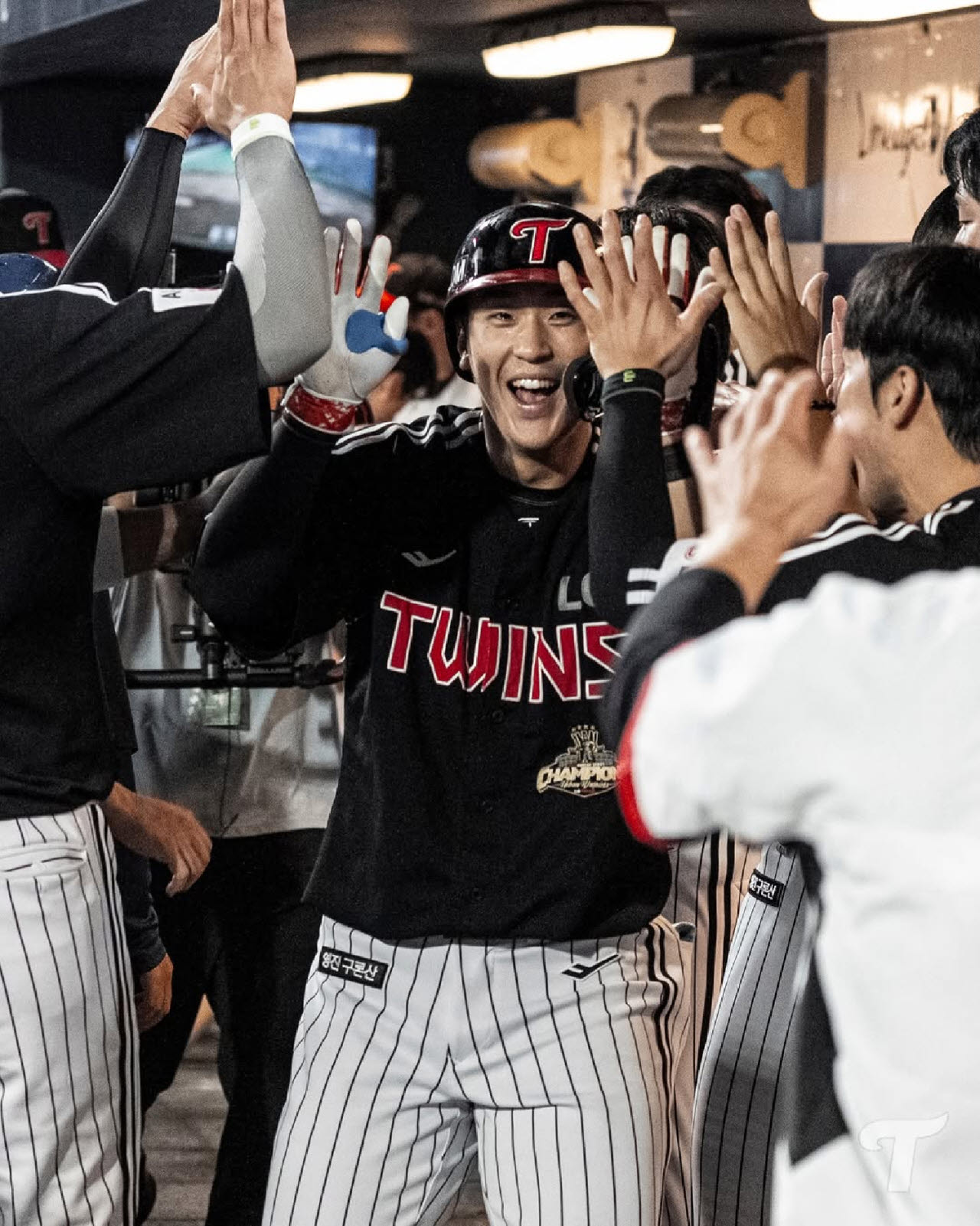 시즌 15호 홈런을 때린 뒤 동료들과 함께 기뻐하는 송찬의. 사진=LG트윈스