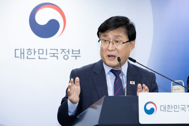 김성환 기후에너지환경부 장관이 15일 서울 종로구 정부서울청사에서 송전망 건설 수용성 제고 방안 발표 브리핑을 하고 있다.(사진=기후에너지환경부)