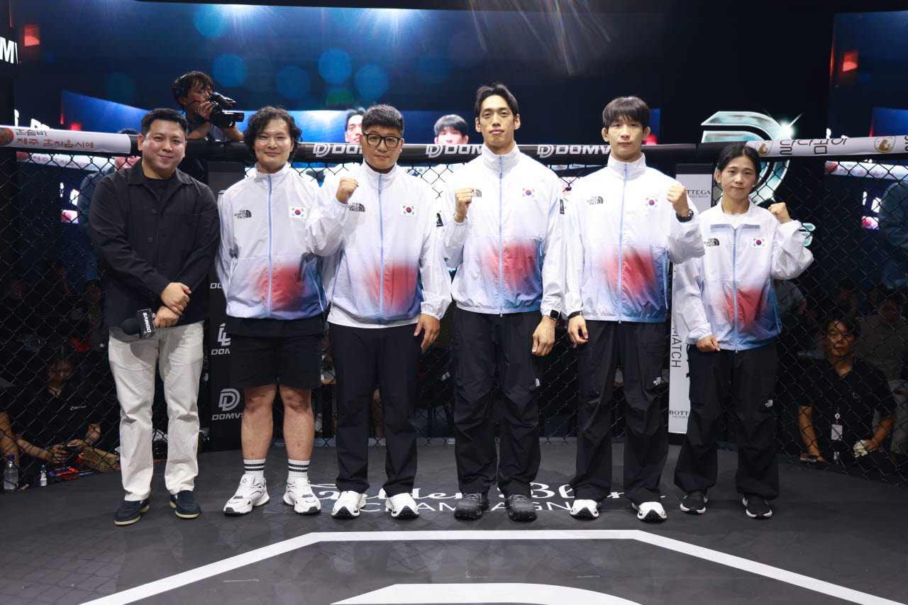 2026 아이치-나고야 아시안게임에 나설 MMA 국가대표 선수들이 함께 기념촬영을 하고 있다. 사진=로드FC