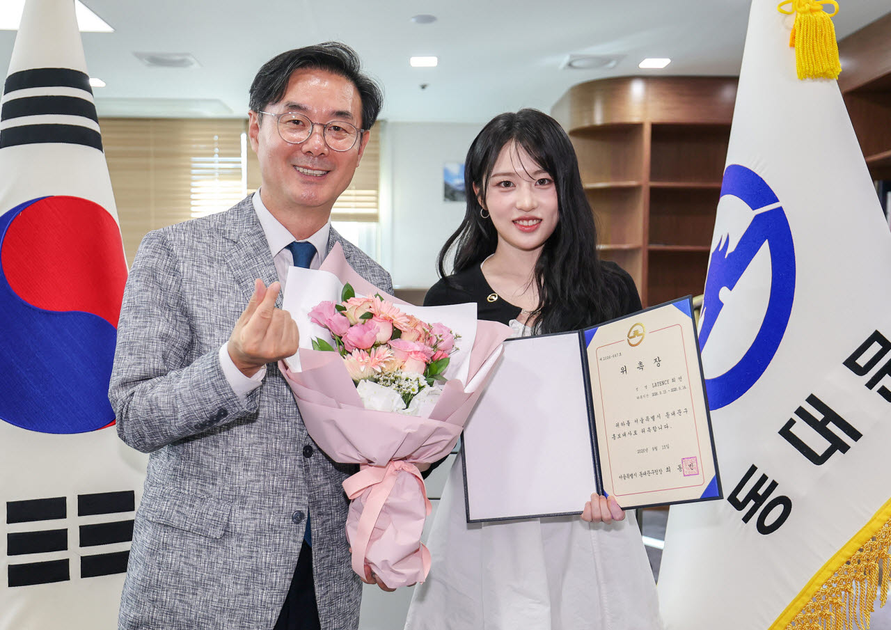 최동민 동대문구청장이 15일 LATENCY 희연을 신규 홍보대사로 위촉하고 기념촬영을 하고 있다. (사진=동대문구)