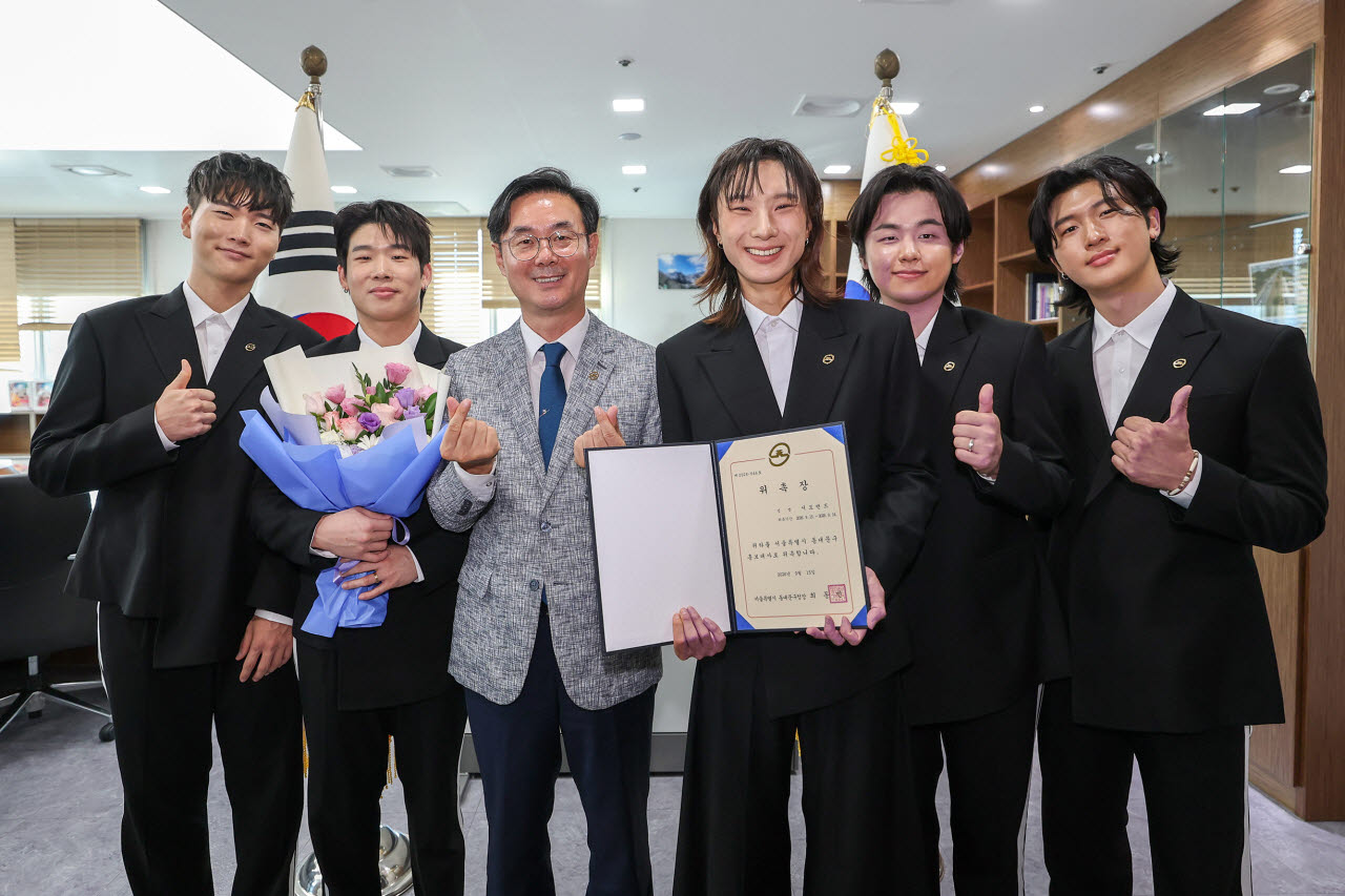 최동민(왼쪽 세번째) 동대문구청장이 15일 서도밴드를 신규 홍보대사로 위촉하고 기념촬영을 하고 있다. (사진=동대문구)