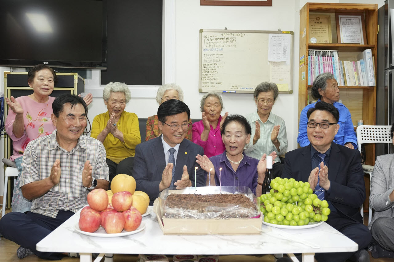 유찬종 종로구청장이 명절 연휴를 앞두고 15일 부암경로당을 방문하고 있다. (사진=종로구)