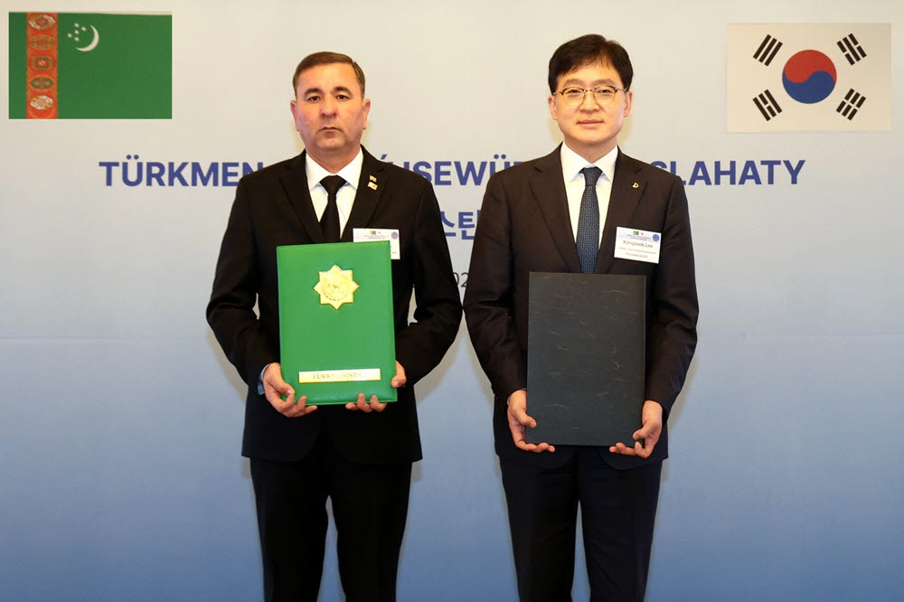 이강석 대우건설 대표(오른쪽)와 두르디 겐지예프 투르크메니스탄 수자원관리위원회 위원장(사진=대우건설)