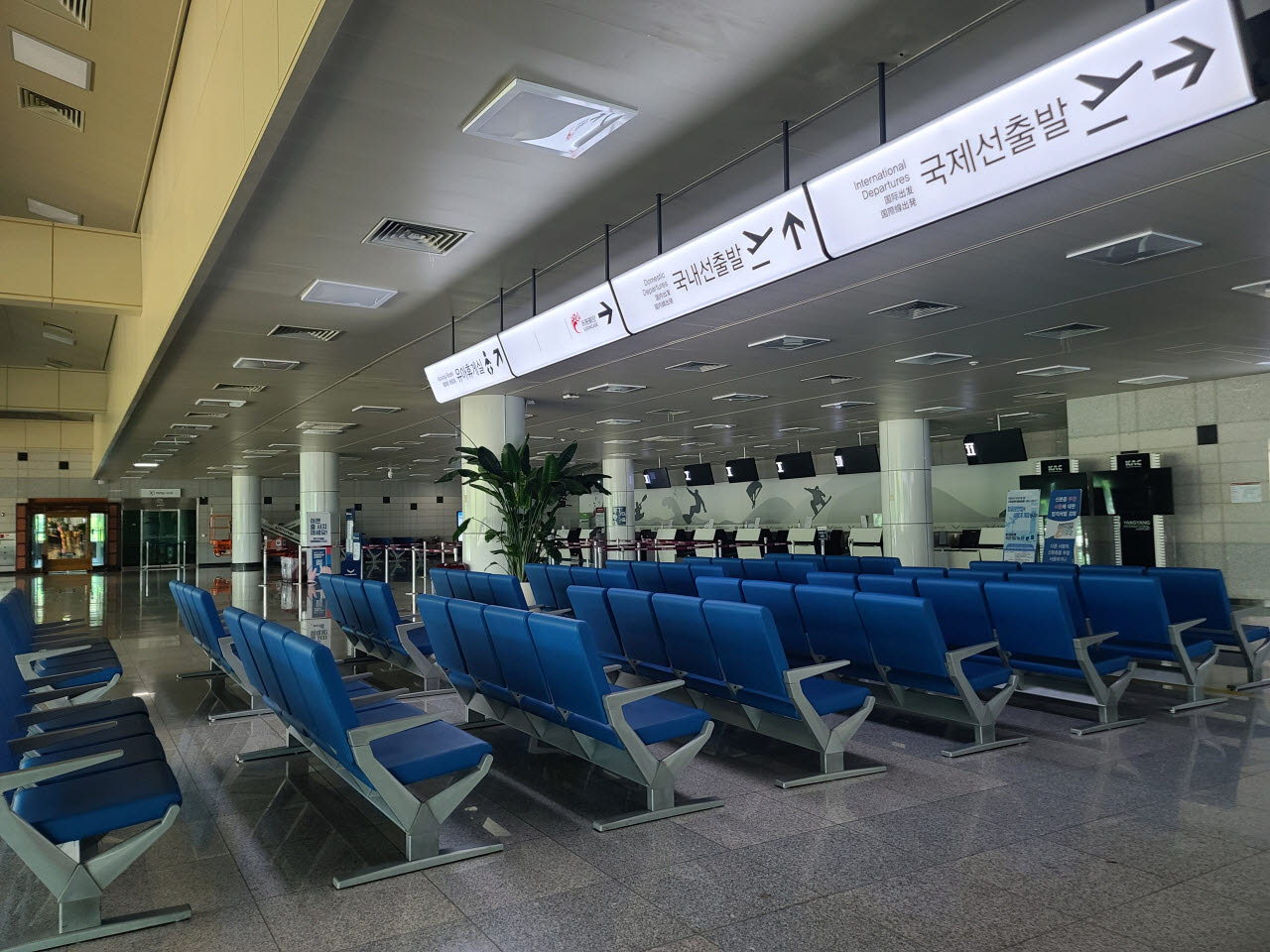 이용객이 없어 텅빈 강원 양양공항 항공사 카운터. 문화체육관광부는 내년부터 국비 659억 원, 지방비 276억 원 등 총 935억 원을 투입해 5개 지방공항 중심 초광역 메가관광권 조성에 나선다. (사진=연합뉴스)(사진=연합뉴스)