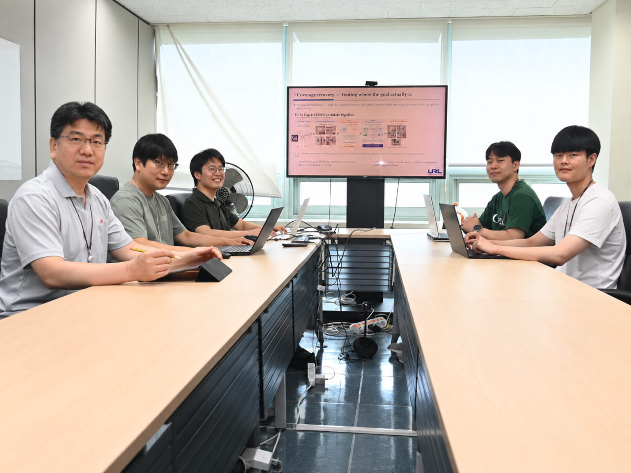 시각장애인 안내로봇 및 자율행동체 이동지능 기술을 연구하는 ETRI 연구진. 사진=ETRI