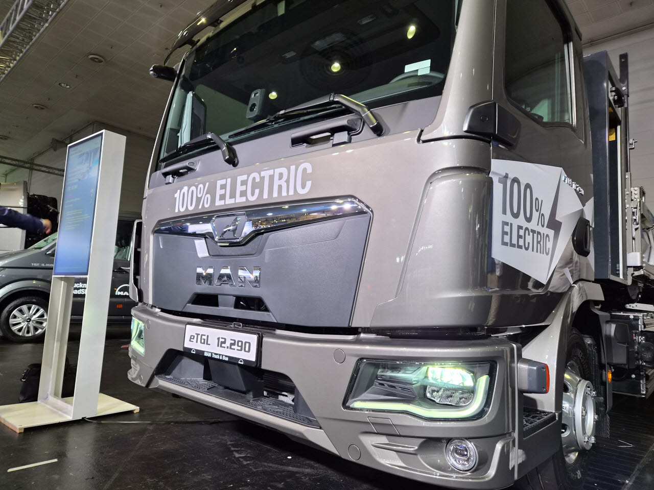 'IAA 트랜스포테이션 2026' MAN 부스에 전시된 12톤급 전기트럭 eTGL. (사진=이데일리 이배운 기자)