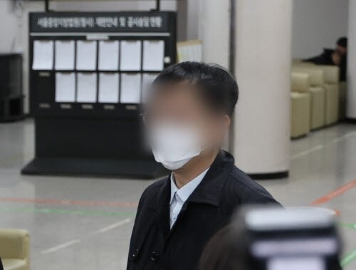 북한에 무인기를 보내 남북 긴장을 조성한 혐의를 받는 30대 대학원생 오모씨가 지난 2월 26일 구속 전 피의자 심문(영장실질심사)을 받기 위해 서울 서초구 서울중앙지법으로 들어서고 있다. (사진=연합뉴스)
