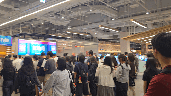 지난 15일 여의도 더현대 서울 내 한정선에 주문을 위한 대기줄과 구매제품 수령을 위한 대기줄. (사진=김지우 기자)