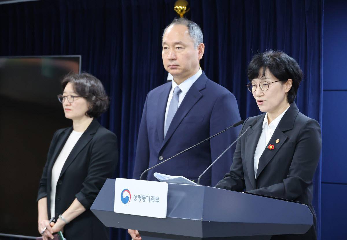 원민경 성평등가족부 장관이 16일 서울 종로구 정부서울청사에서 임신중지 약물 도입 방안 브리핑을 하고 있다. (사진=연합뉴스)
