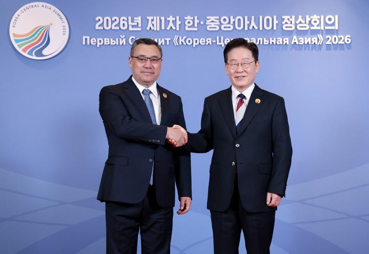 이재명 대통령이 16일 서울 한 호텔에서 열린 2026년 제1차 한·중앙아시아 정상회의에 참석한 사디르 자파로프 키르기스스탄 대통령을 맞이하고 있다.(사진=연합뉴스)