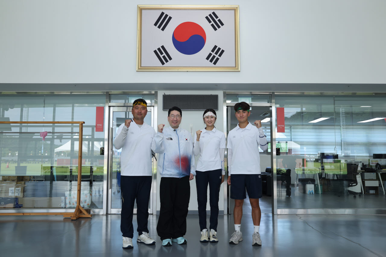 이상현(왼쪽 두 번째) 아시안게임 선수단장이 태인 장학생 출진인 양궁 국가대표 김우진(왼쪽), 오예진(오른쪽 두 번째), 김제덕과 함께 기념촬영을 하고 있다. 사진=(주)태인