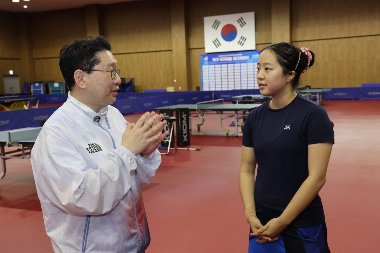 이상현(왼쪽) 아시안게임 선수단장이 태인 장학생 출신인 탁구 국가대표 신유빈과 대화를 나누고 있다. 사진=(주)태인